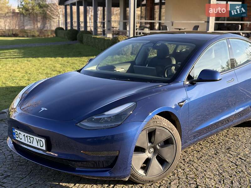 Седан Tesla Model 3 2023 в Львове