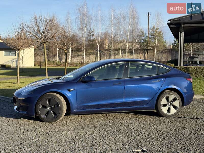 Седан Tesla Model 3 2023 в Львове