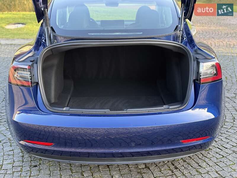 Седан Tesla Model 3 2023 в Львове