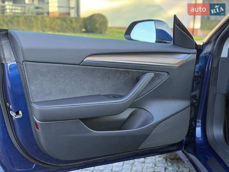 Седан Tesla Model 3 2023 в Львове