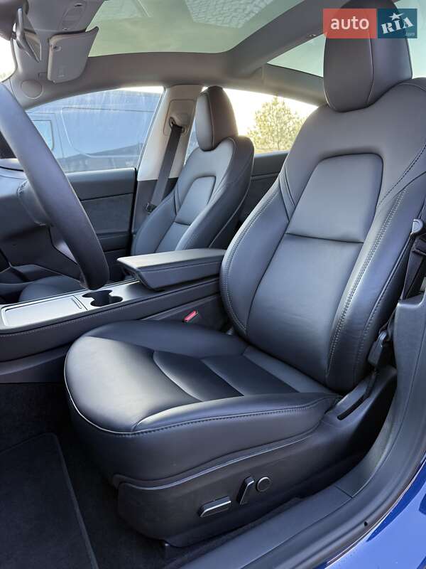 Седан Tesla Model 3 2023 в Львове