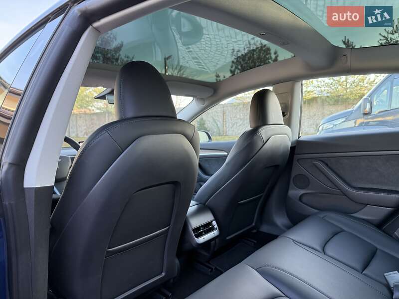 Седан Tesla Model 3 2023 в Львове