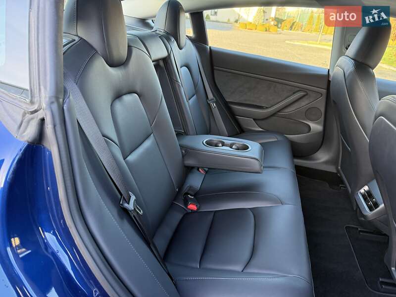 Седан Tesla Model 3 2023 в Львове