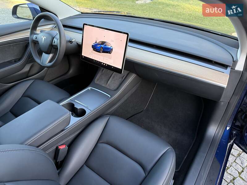 Седан Tesla Model 3 2023 в Львове