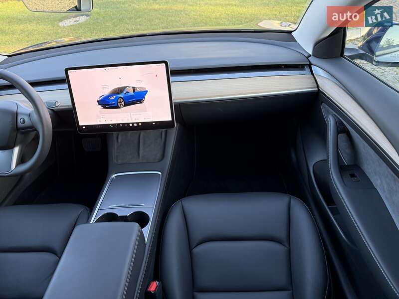Седан Tesla Model 3 2023 в Львове