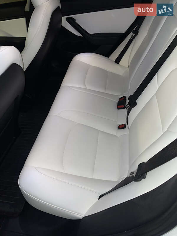 Седан Tesla Model 3 2021 в Киеве