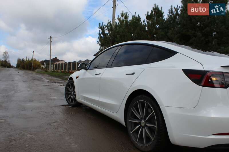 Седан Tesla Model 3 2021 в Тернополе