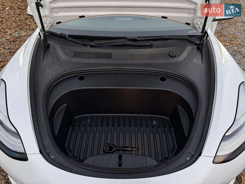 Седан Tesla Model 3 2020 в Львове