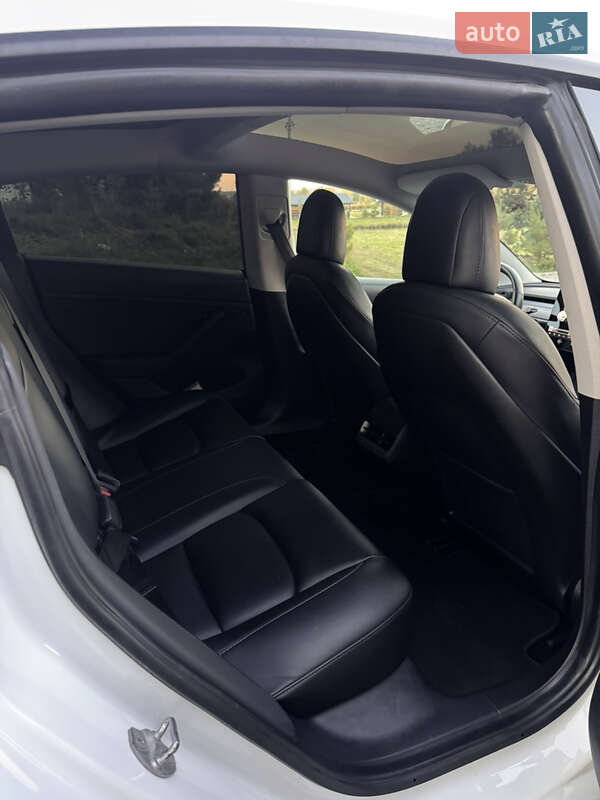 Седан Tesla Model 3 2020 в Львове