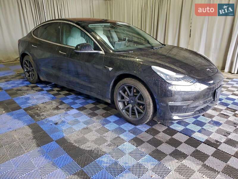 Седан Tesla Model 3 2018 в Львове