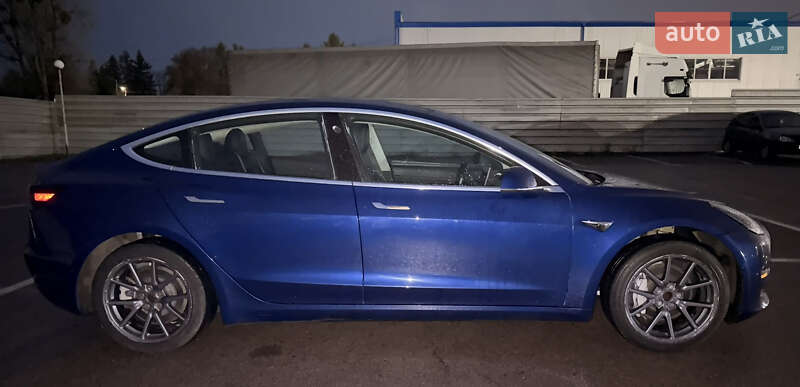 Седан Tesla Model 3 2018 в Ровно