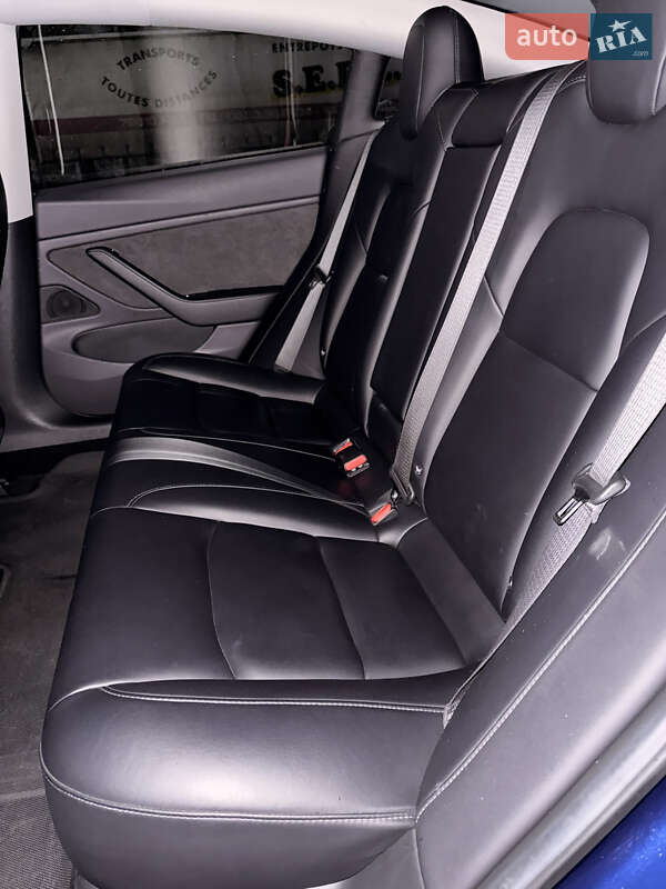 Седан Tesla Model 3 2018 в Ровно