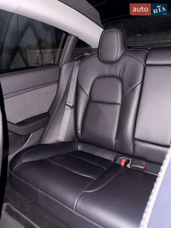 Седан Tesla Model 3 2018 в Ровно