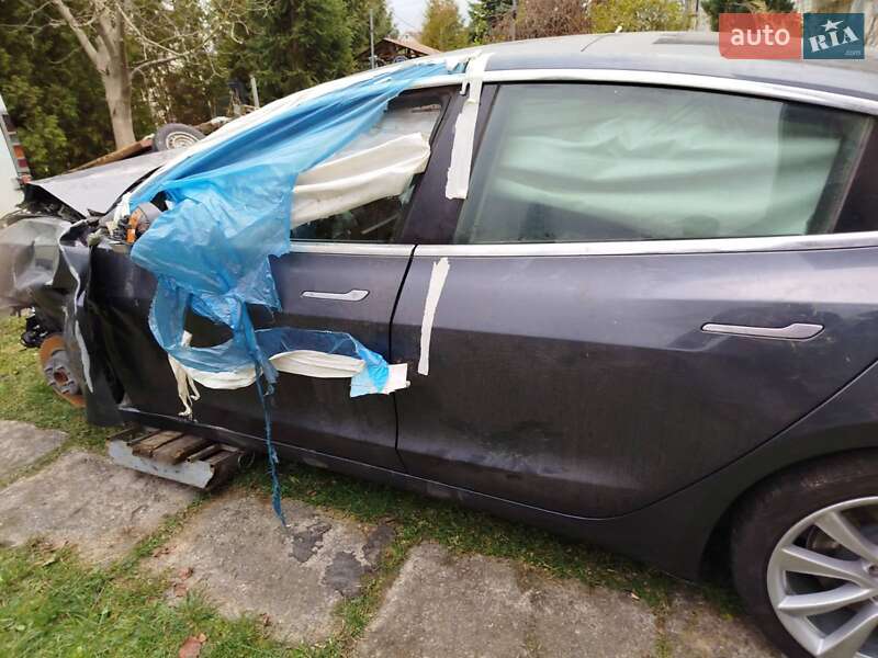 Седан Tesla Model 3 2019 в Львове