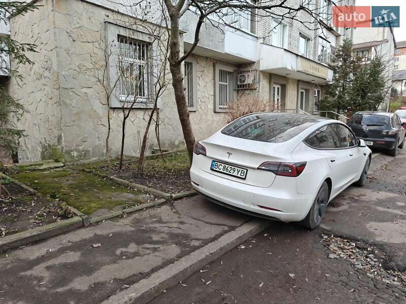 Седан Tesla Model 3 2021 в Львове