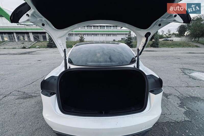 Седан Tesla Model 3 2024 в Киеве