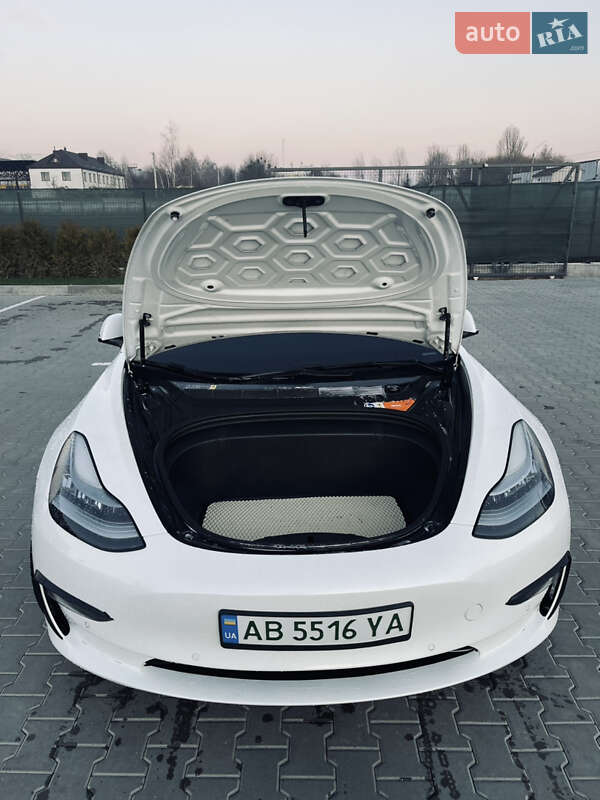 Седан Tesla Model 3 2018 в Виннице