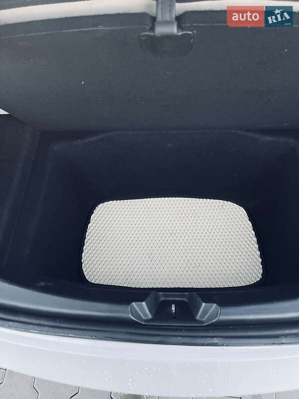 Седан Tesla Model 3 2018 в Виннице