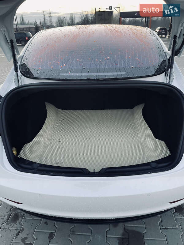 Седан Tesla Model 3 2018 в Виннице