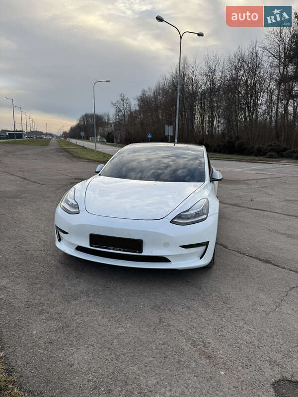 Седан Tesla Model 3 2020 в Львове
