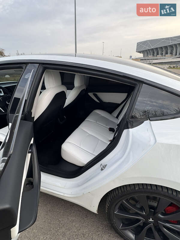 Седан Tesla Model 3 2020 в Львове