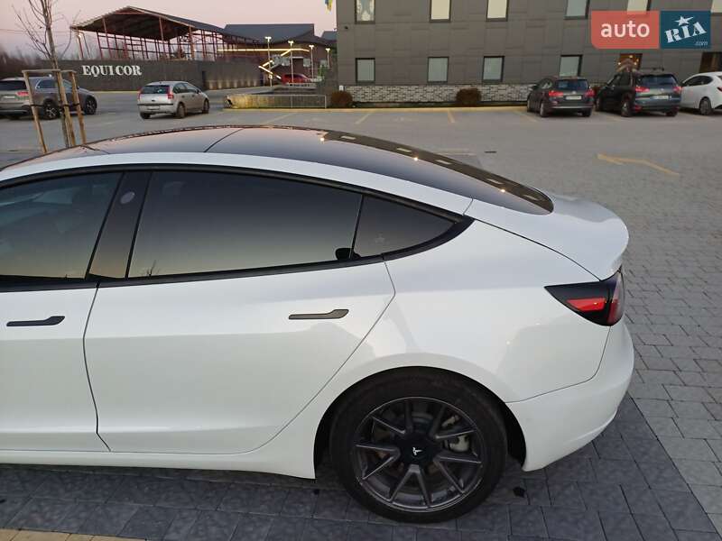 Седан Tesla Model 3 2021 в Львове