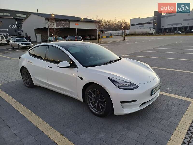 Седан Tesla Model 3 2021 в Львове
