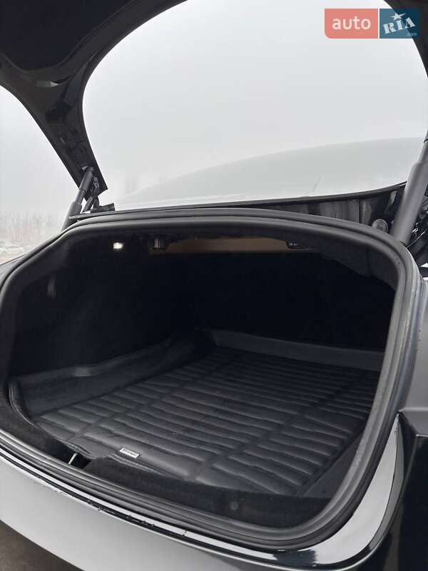 Седан Tesla Model 3 2024 в Ровно
