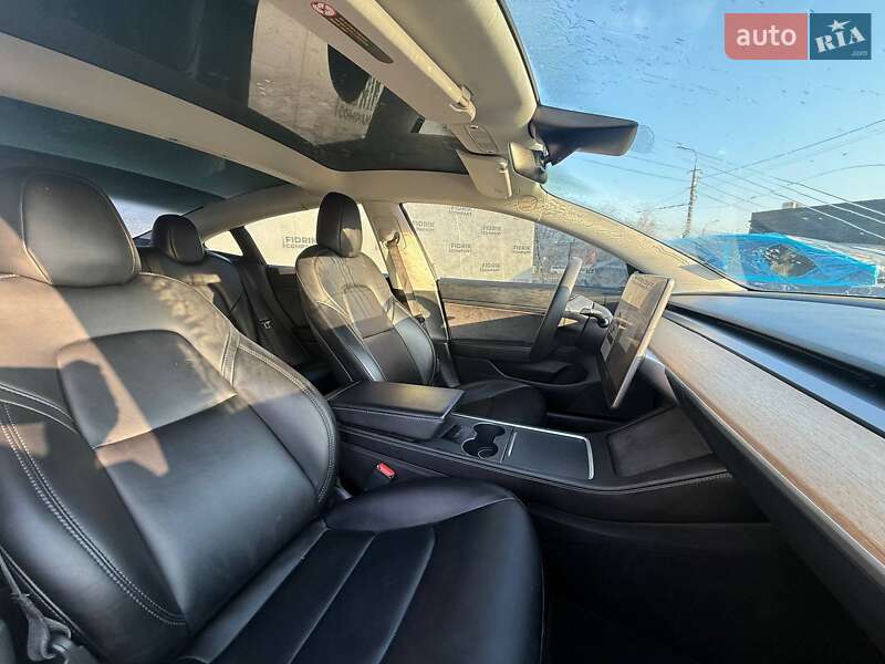 Седан Tesla Model 3 2021 в Луцке