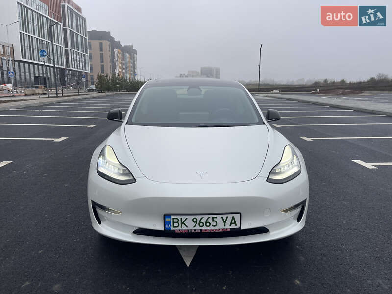 Седан Tesla Model 3 2019 в Ровно