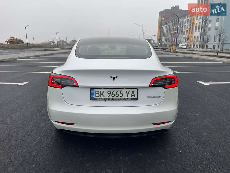 Седан Tesla Model 3 2019 в Ровно