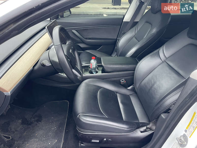 Седан Tesla Model 3 2019 в Ровно