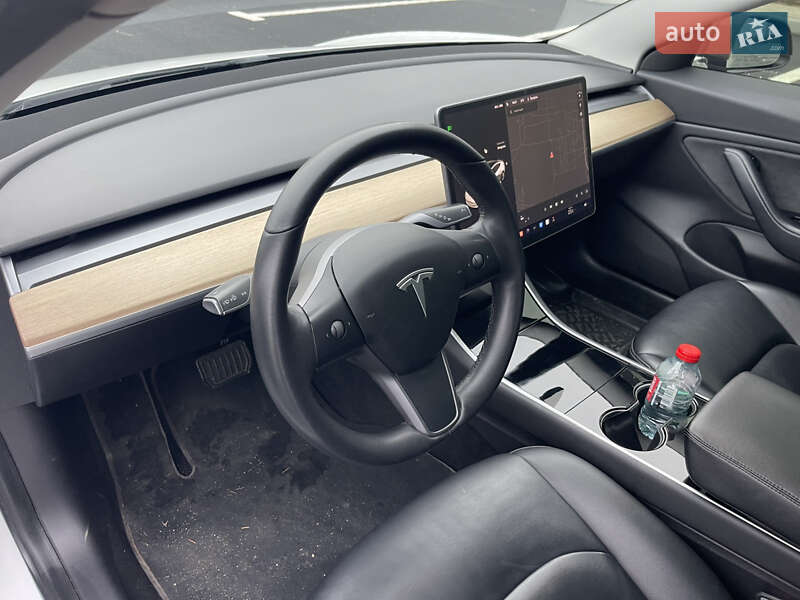 Седан Tesla Model 3 2019 в Ровно