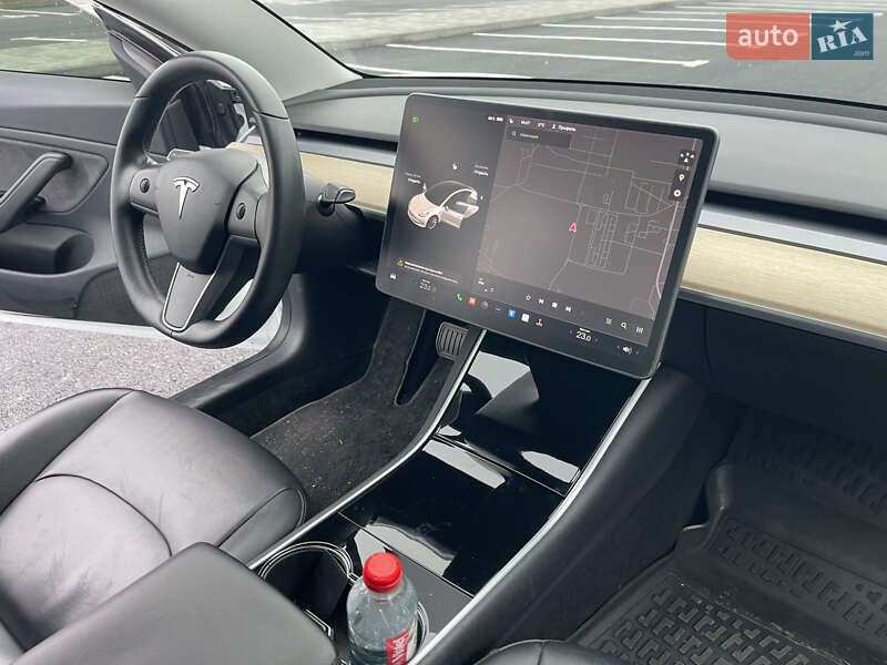 Седан Tesla Model 3 2019 в Ровно