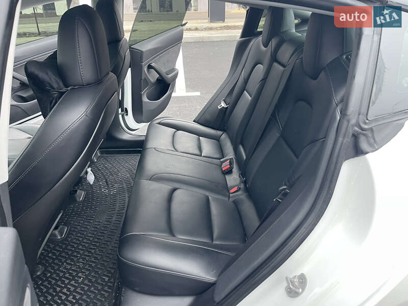 Седан Tesla Model 3 2019 в Ровно