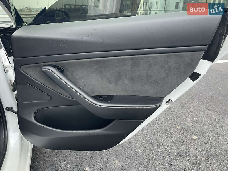 Седан Tesla Model 3 2019 в Ровно