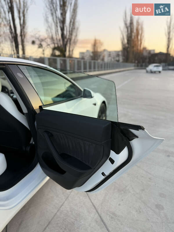Седан Tesla Model 3 2022 в Киеве