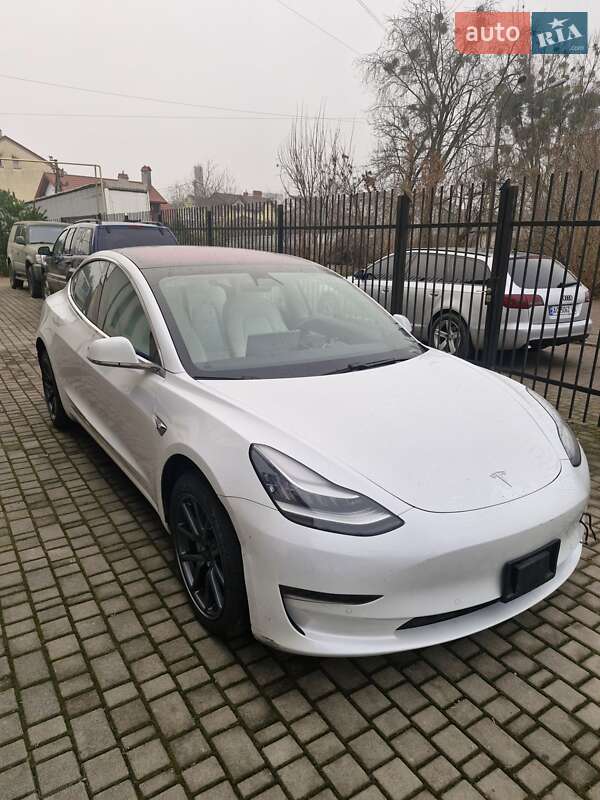 Седан Tesla Model 3 2018 в Львове