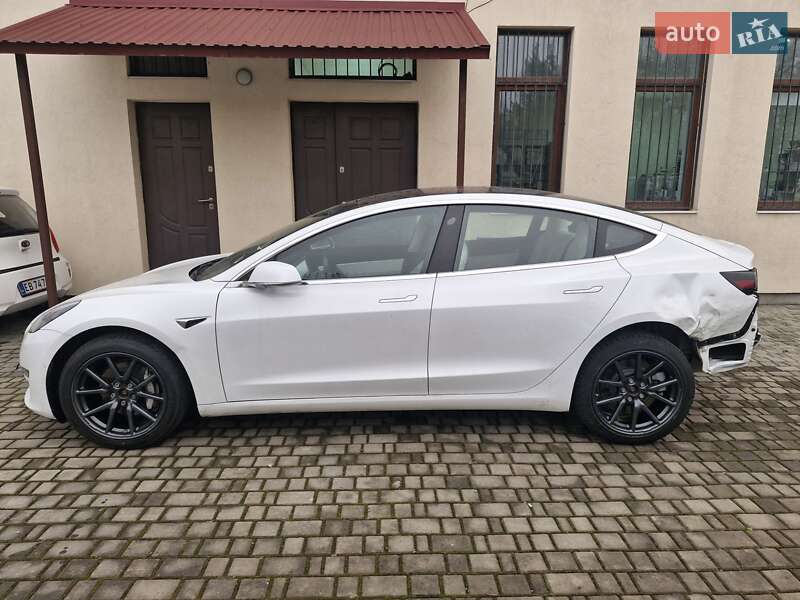 Седан Tesla Model 3 2018 в Львове