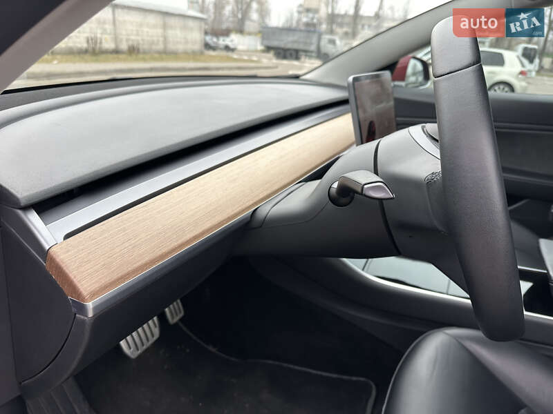 Седан Tesla Model 3 2019 в Киеве