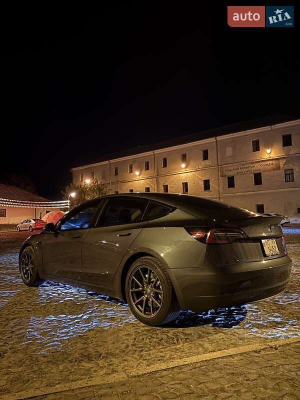 Седан Tesla Model 3 2018 в Луцке