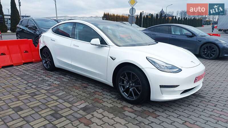 Седан Tesla Model 3 2019 в Львове