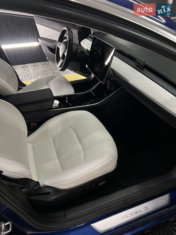 Седан Tesla Model 3 2020 в Киеве