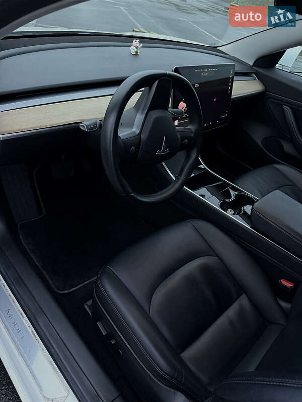 Седан Tesla Model 3 2018 в Львове