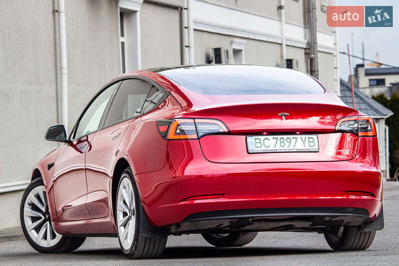 Седан Tesla Model 3 2023 в Львове