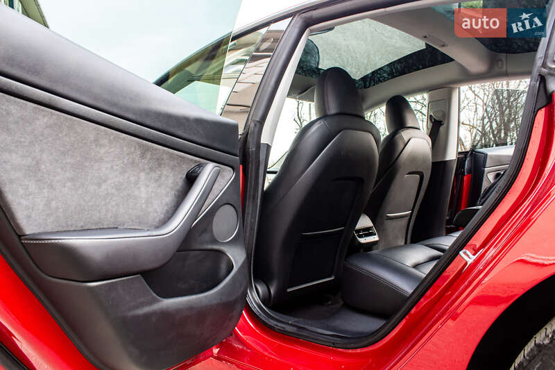 Седан Tesla Model 3 2023 в Львове