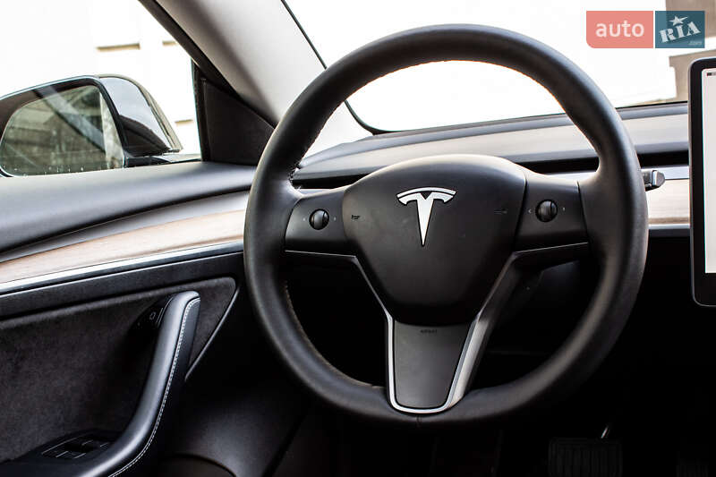 Седан Tesla Model 3 2023 в Львове