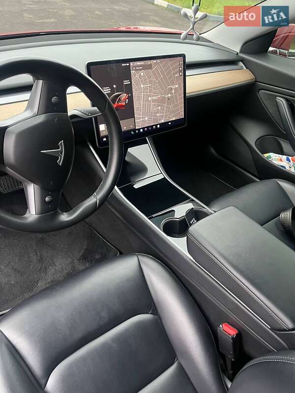 Седан Tesla Model 3 2018 в Ужгороде
