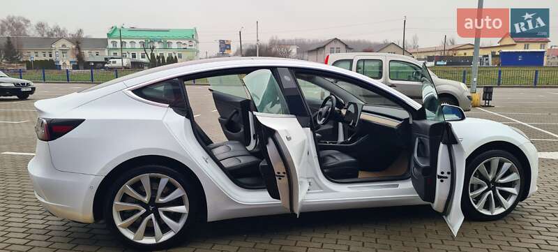 Седан Tesla Model 3 2017 в Нововолынске