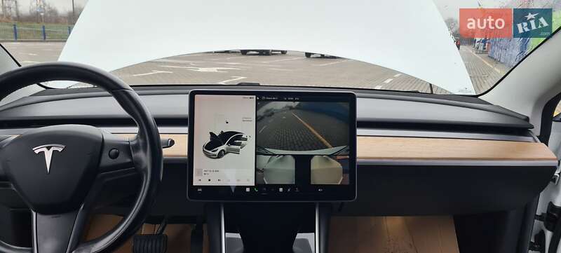 Седан Tesla Model 3 2017 в Нововолынске